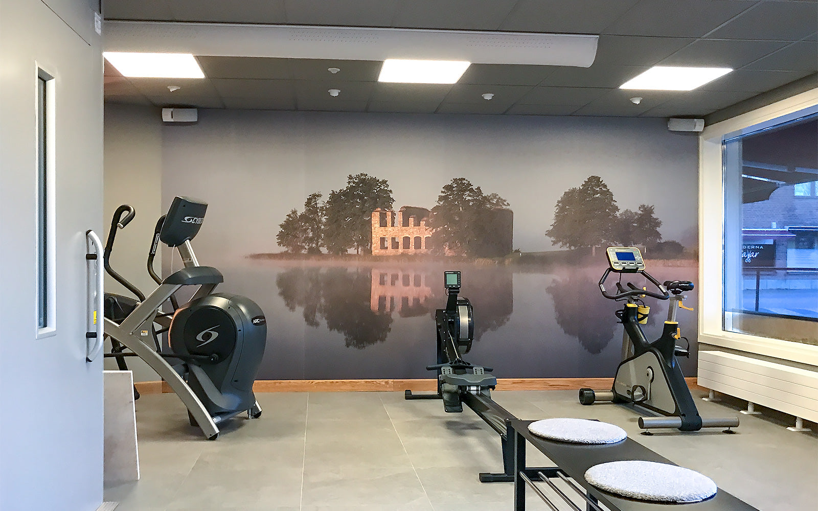 Zonmixer och väggpaneler i mindre gym